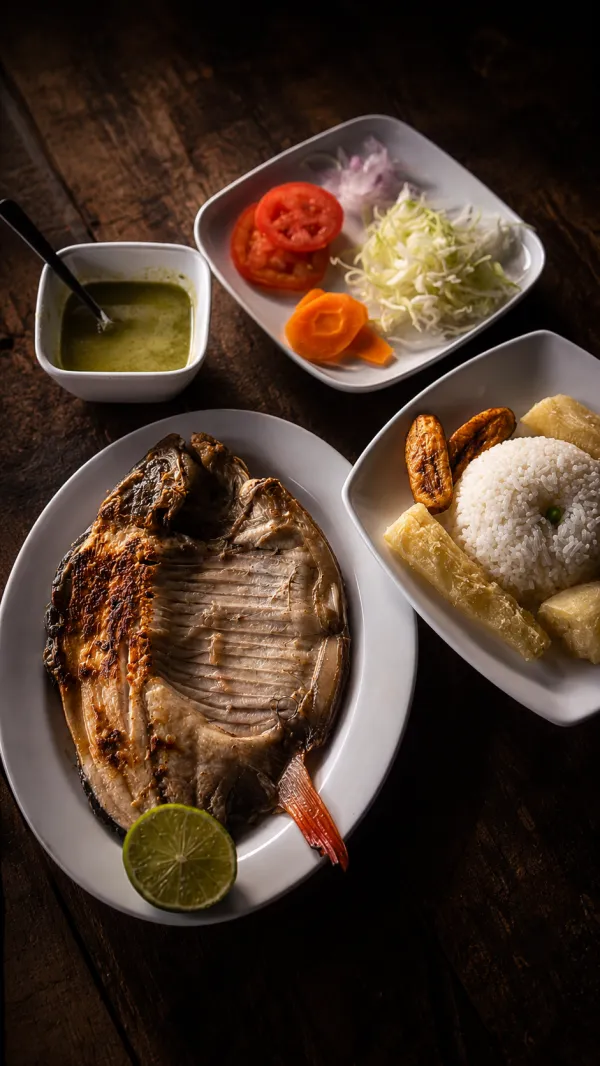 Tambaquí a la parrilla con arroz, yuca y ensalada