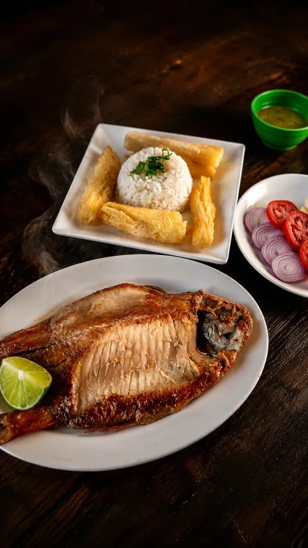 Tambaquí frito entero con guarniciones