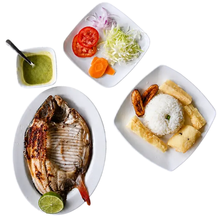 Tambaquí frito servido con llajua, ensalada, arroz, yuca y plátano frito