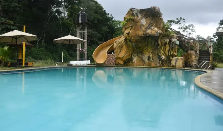 Nuestra Piscina con toboganes